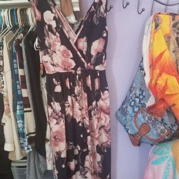 Dresses - Picture 7 of 8